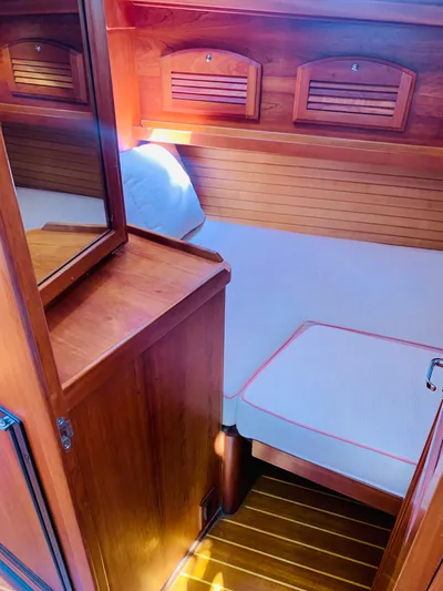 Sparrow Yacht Photos Pics 2004 Sabre 42 Hardtop Express cabin with wooden interior and cozy bed.