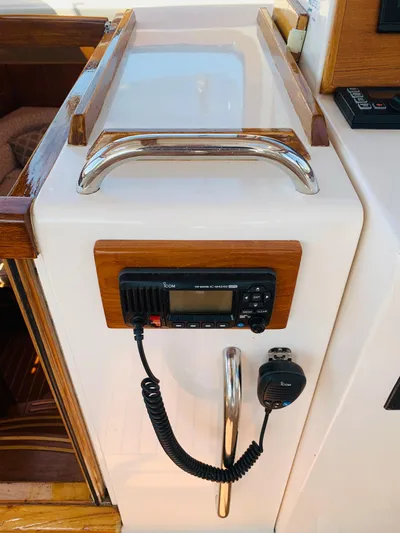 Sparrow Yacht Photos Pics 2004 Sabre 42 Hardtop Express yacht interior with radio and wooden accents.