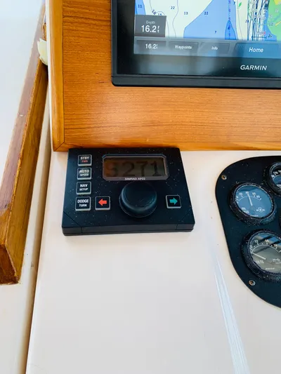 Sparrow Yacht Photos Pics Control panel of a 2004 Sabre 42 Hardtop Express yacht with Garmin display.