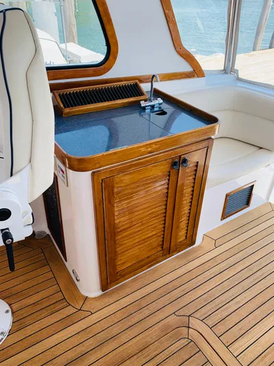 Sparrow Yacht Photos Pics 2004 Sabre 42 Hardtop Express interior with wooden cabinetry and seating.