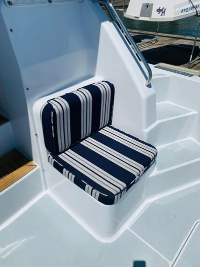 Sparrow Yacht Photos Pics Striped seat cushion on 2004 Sabre 42 Hardtop Express boat deck.