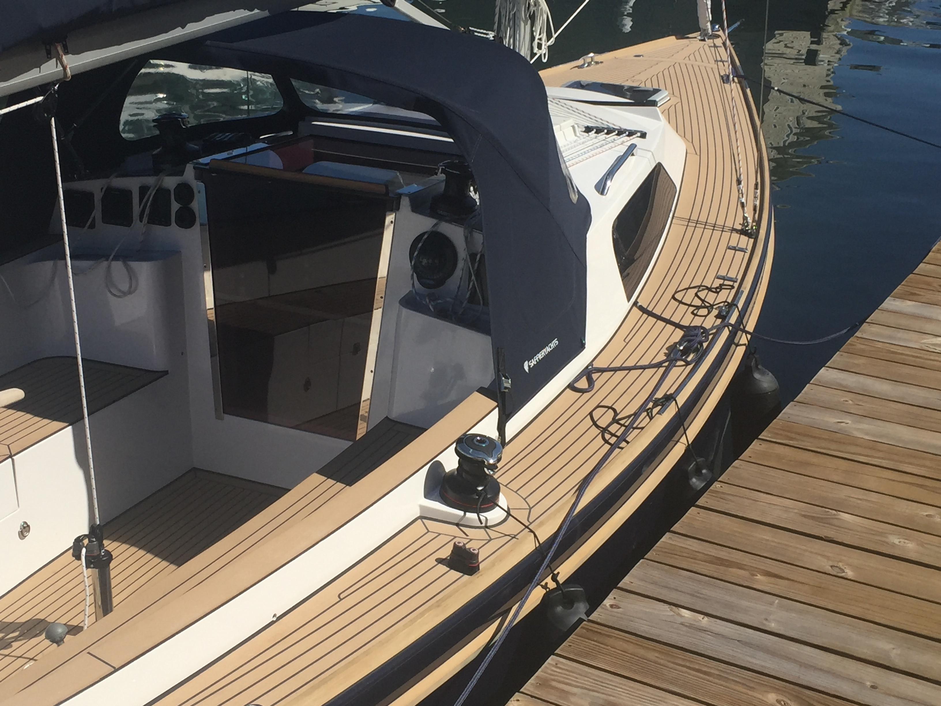 2025 Saffier SC 8M Cabin sailboat docked, featuring sleek design and wooden deck.