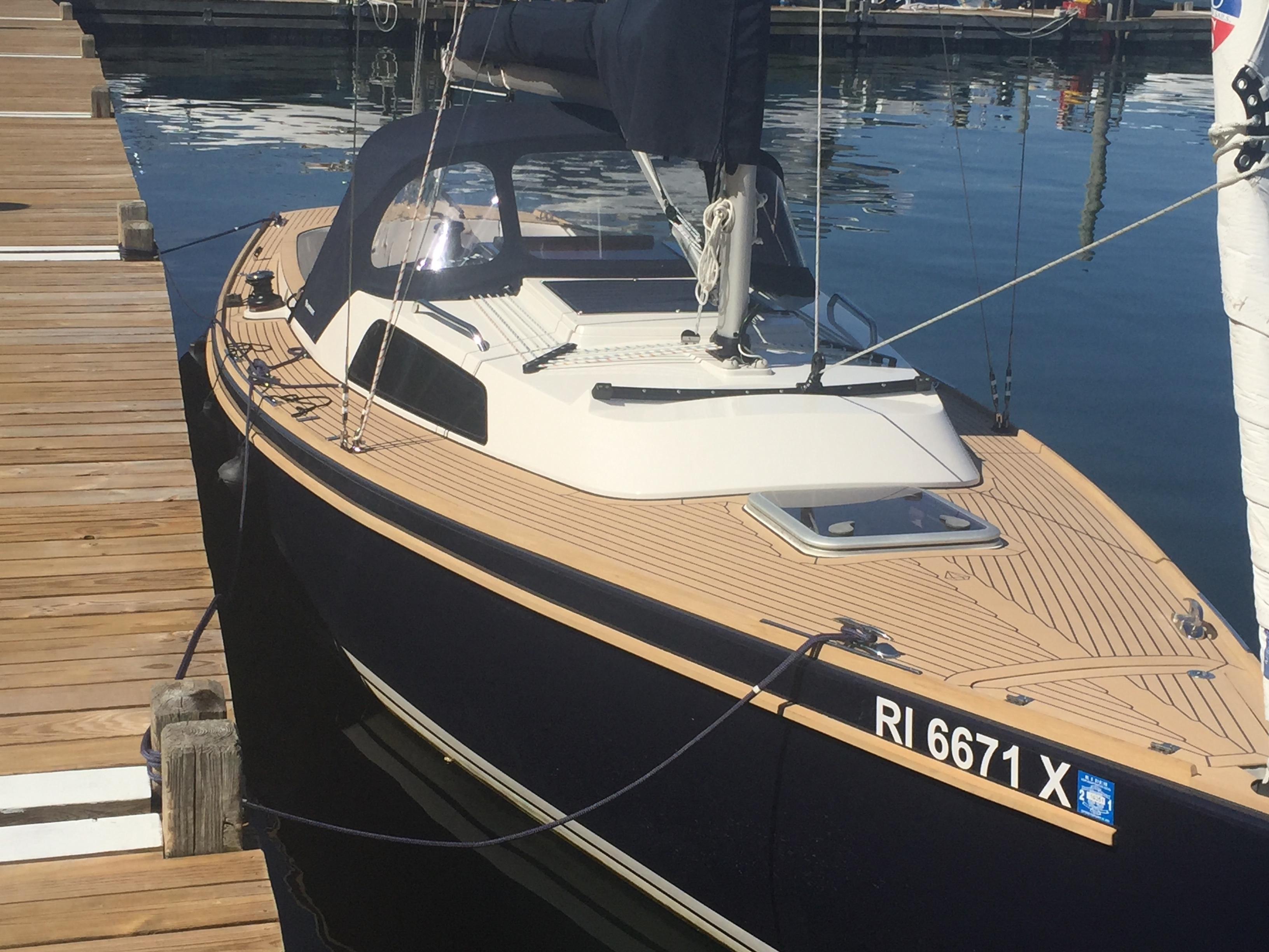 2025 Saffier SC 8M Cabin sailboat docked at marina, featuring sleek design and wooden deck.