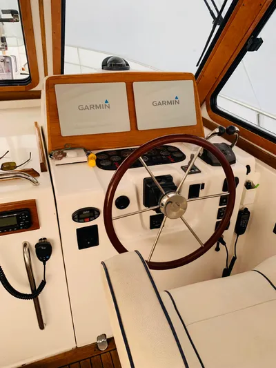 Sparrow Yacht Photos Pics 2004 Sabre 42 Hardtop Express helm with Garmin navigation displays and wooden steering wheel.