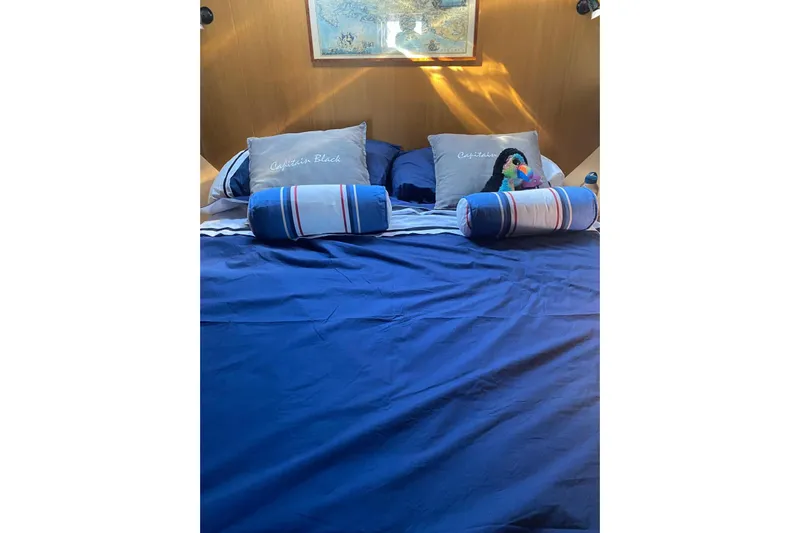 Captain Back Yacht Photos Pics Luxurious cabin bed with blue bedding on 1988 Studio Mare Atmosfere 46 yacht.