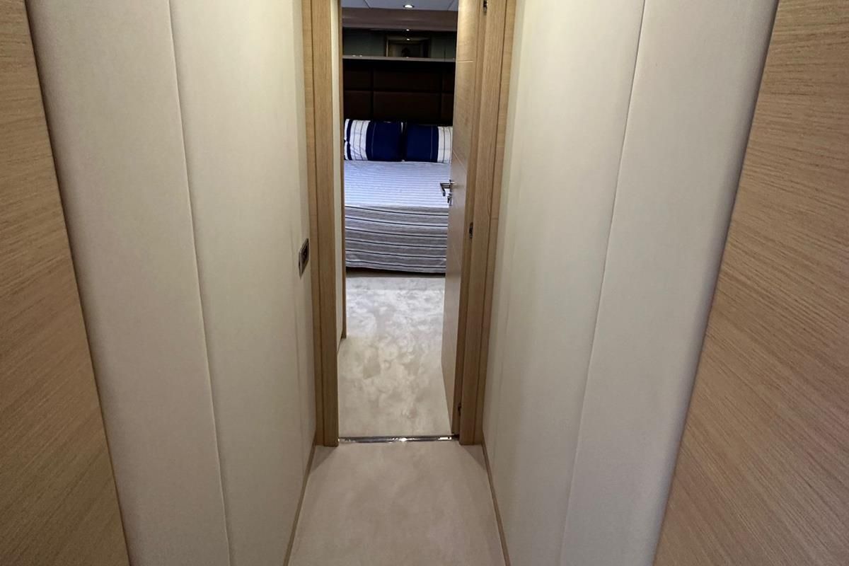 2012 Azimut 77 