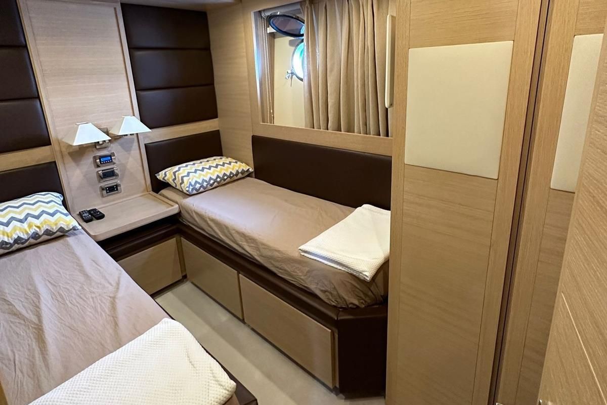2012 Azimut 77 