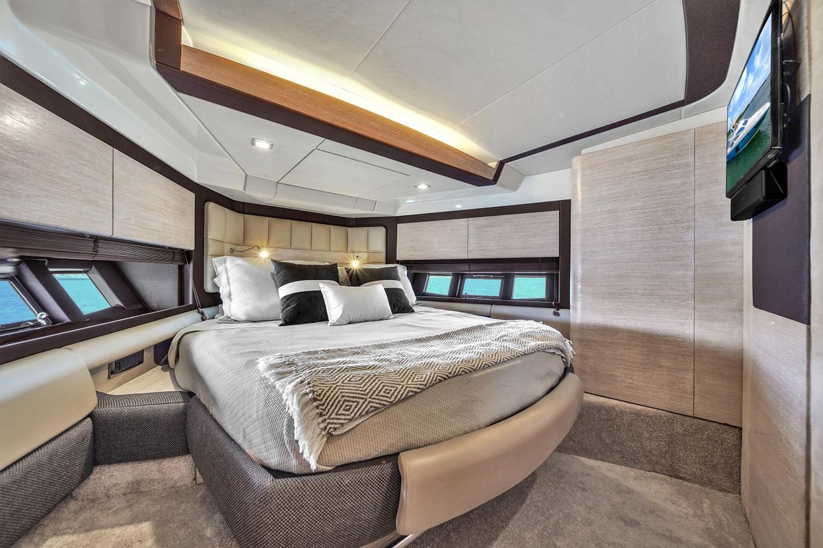 2012 Azimut 64 