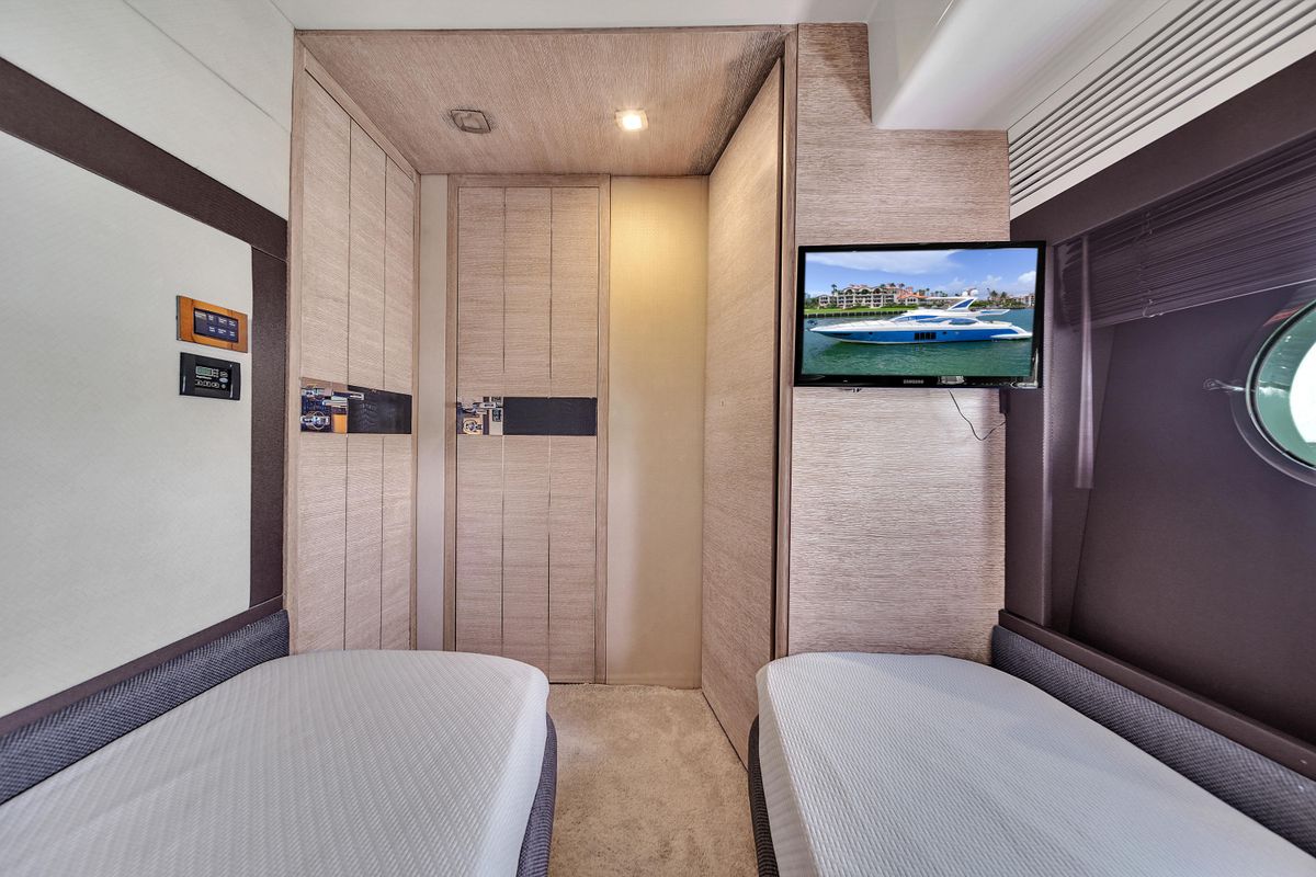 2012 Azimut 64 