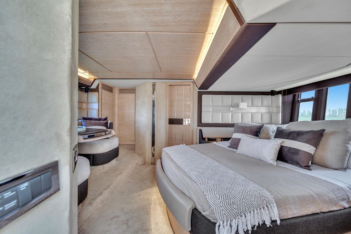 2012 Azimut 64 
