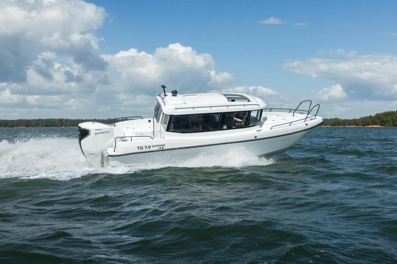 2025 TG 7.9 Supreme boat cruising on open water under a cloudy sky.