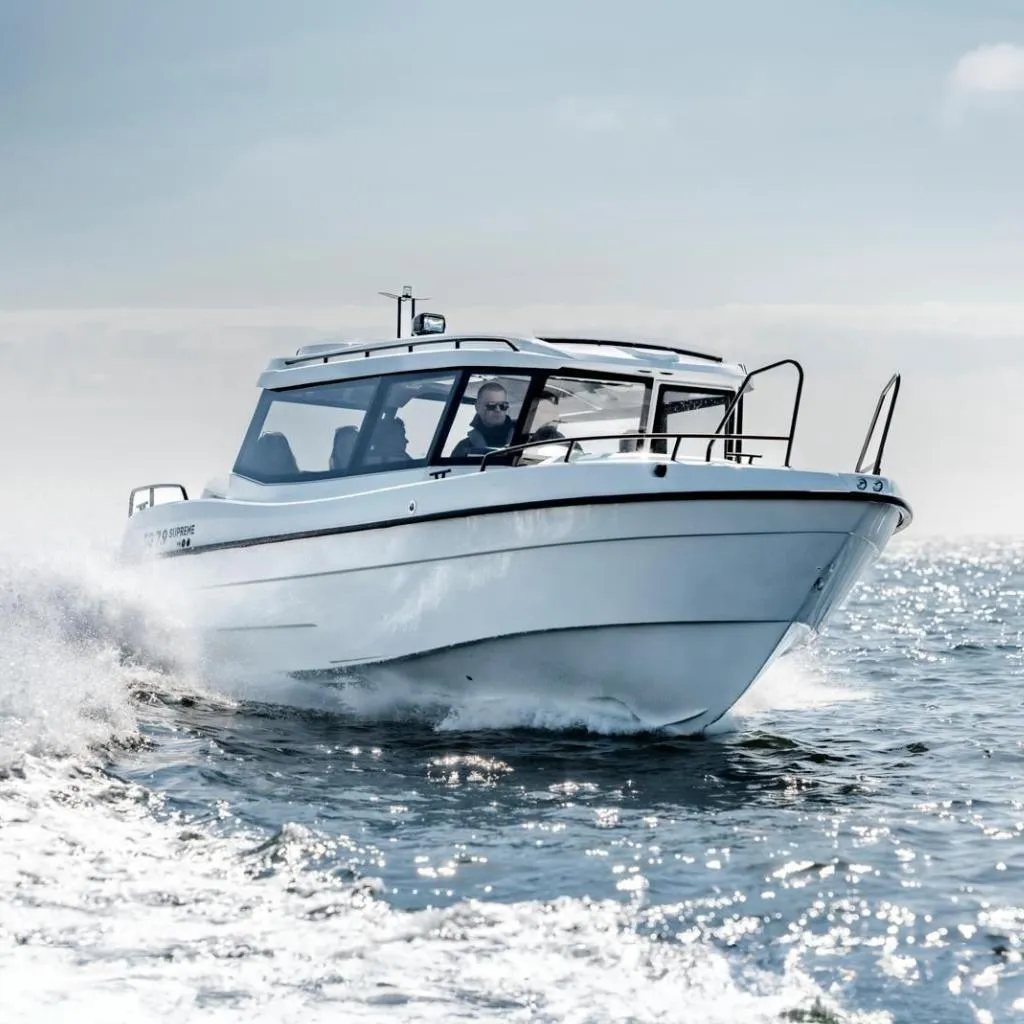 2026 TG 7.9 Supreme boat cruising on open water, creating splashes and waves.