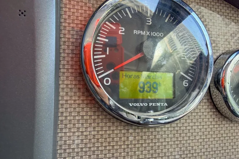 Sophia Yacht Photos Pics Volvo Penta RPM gauge showing 939 hours on a 2015 Regal 38 Express.