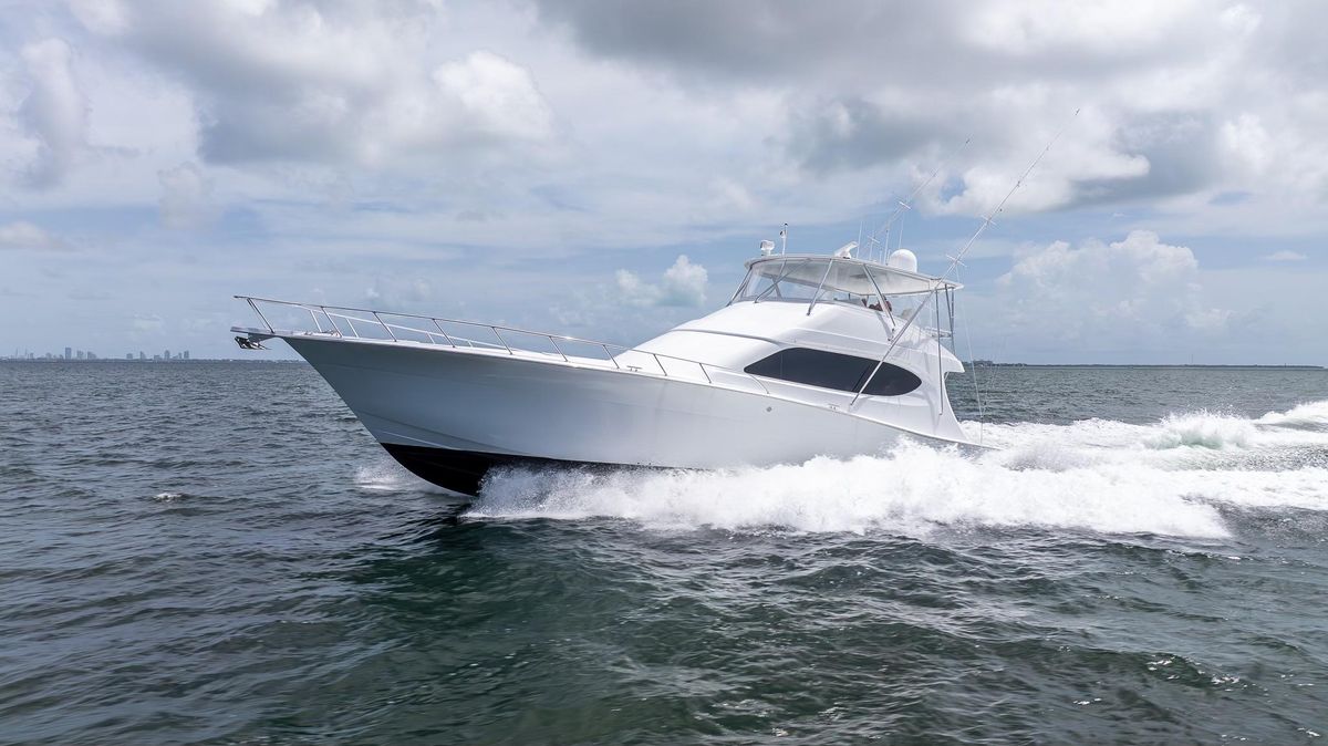 2024 Hatteras 70 