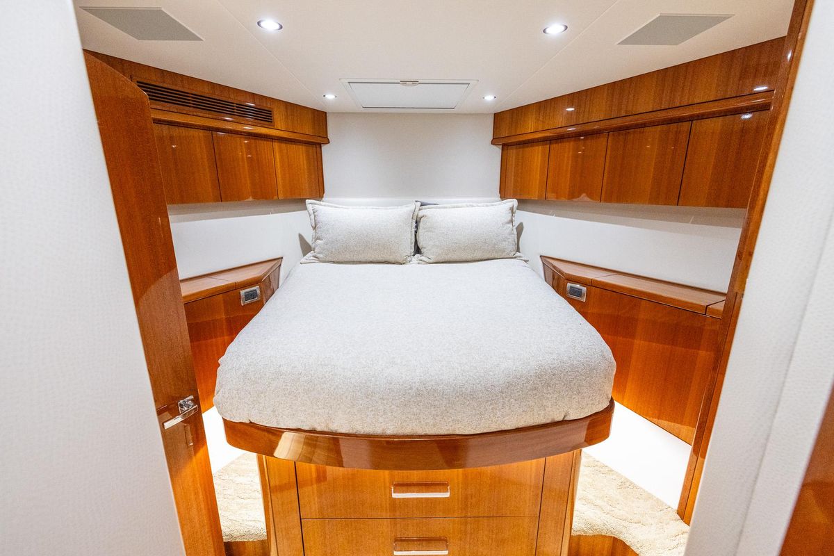 2024 Hatteras 70 