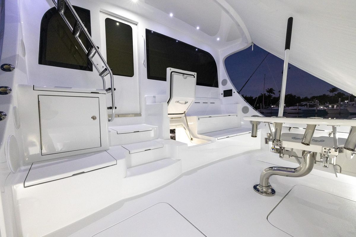 2024 Hatteras 70 