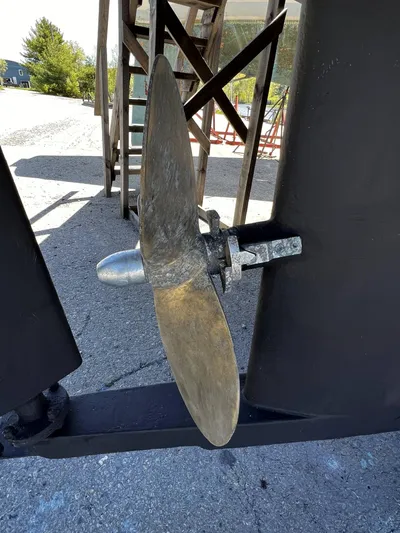 Melodeon Yacht Photos Pics Propeller of 2006 Custom Seakindly Marine Tucker 52 boat on dry dock.