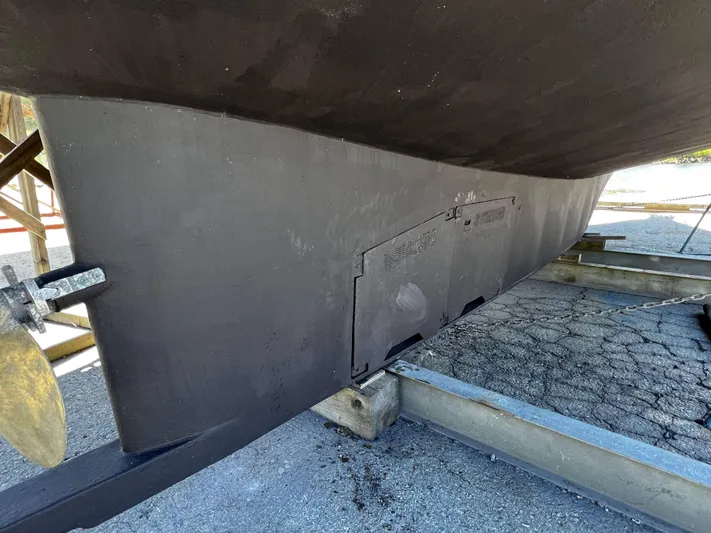 Melodeon Yacht Photos Pics Custom Seakindly Marine Tucker 52 yacht hull, 2006 model, on dry dock for maintenance.