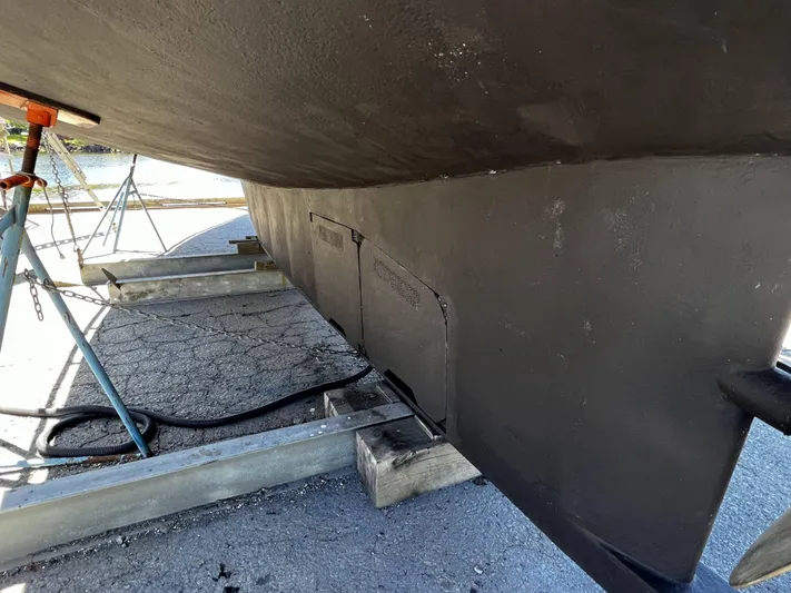 Melodeon Yacht Photos Pics Custom Seakindly Marine Tucker 52 yacht hull, 2006 model, on dry dock for maintenance.