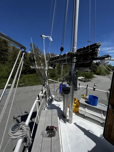 Melodeon Yacht Photos Pics Custom Seakindly Marine Tucker 52 sailboat deck, 2006 model, with rigging and equipment under clear sky.
