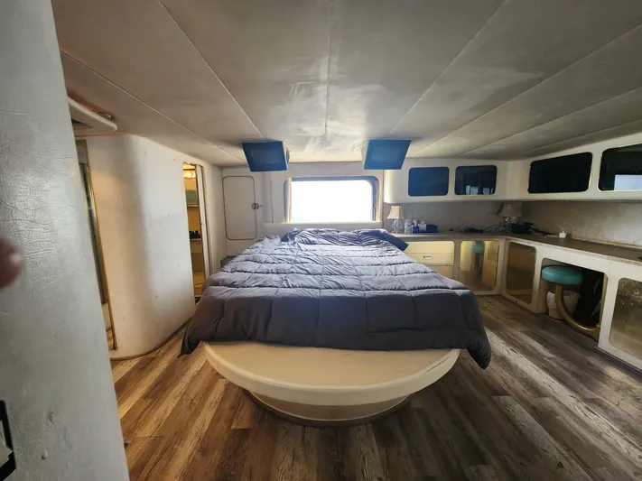  Yacht Photos Pics 1984 Infinity Express RV interior with a cozy bedroom setup and modern amenities.