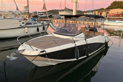 Quicksilver Activ 675 Sundeck