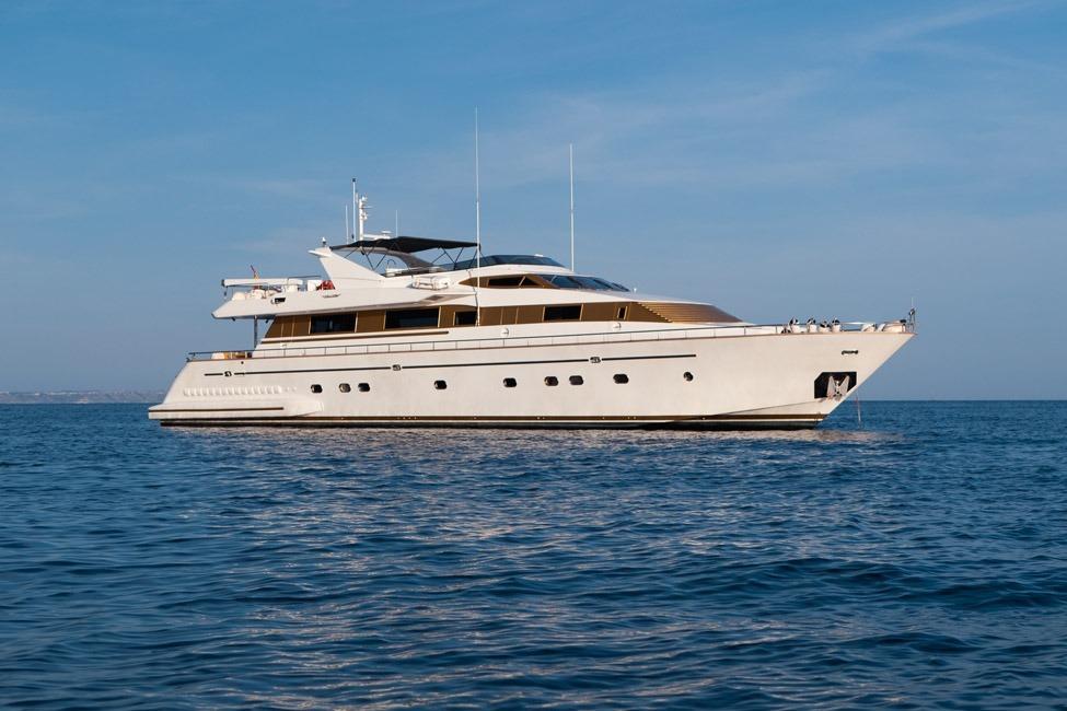 falcon 100 yacht charter