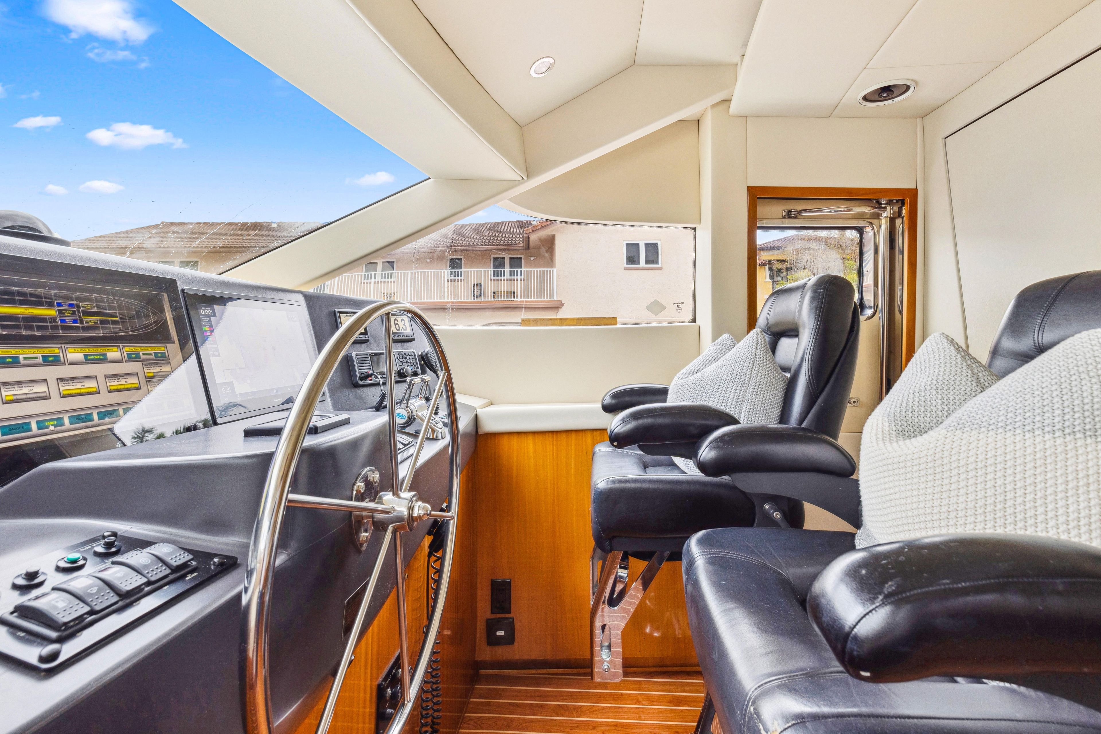 2005 Hatteras 80 