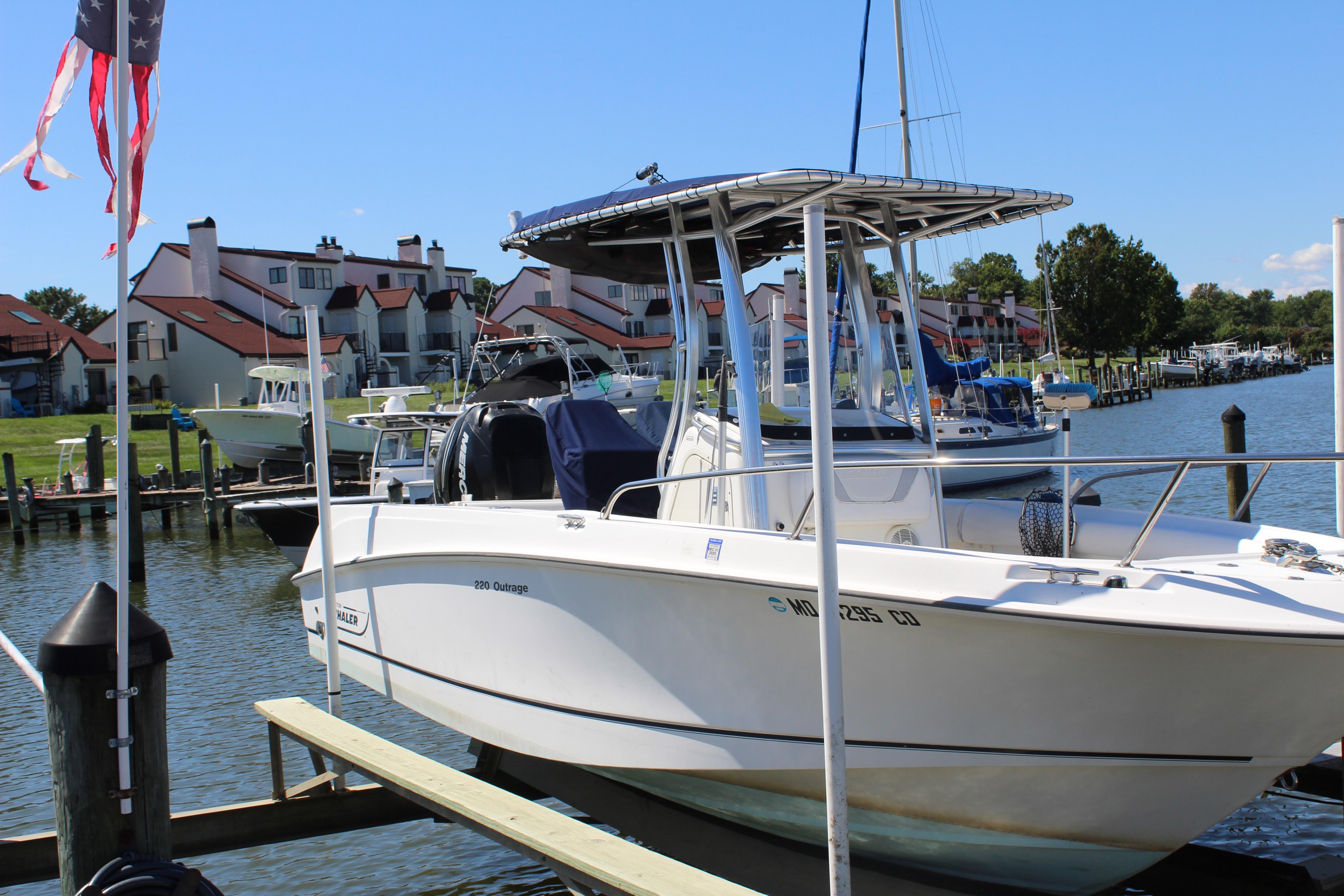 Boston Whaler 220 Outrage