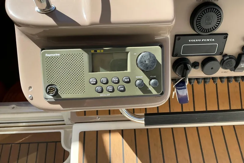 Knee Deep Yacht Photos Pics Control panel of a 2003 Regal Commodore 4260 with Raymarine VHF radio and Volvo Penta system.