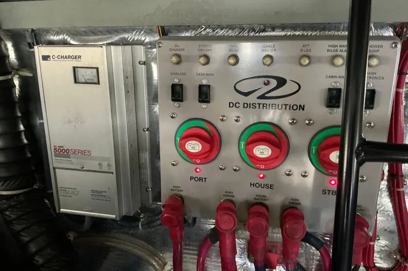 Knee Deep Yacht Photos Pics DC distribution panel on 2003 Regal Commodore 4260 boat with C-Charger system.