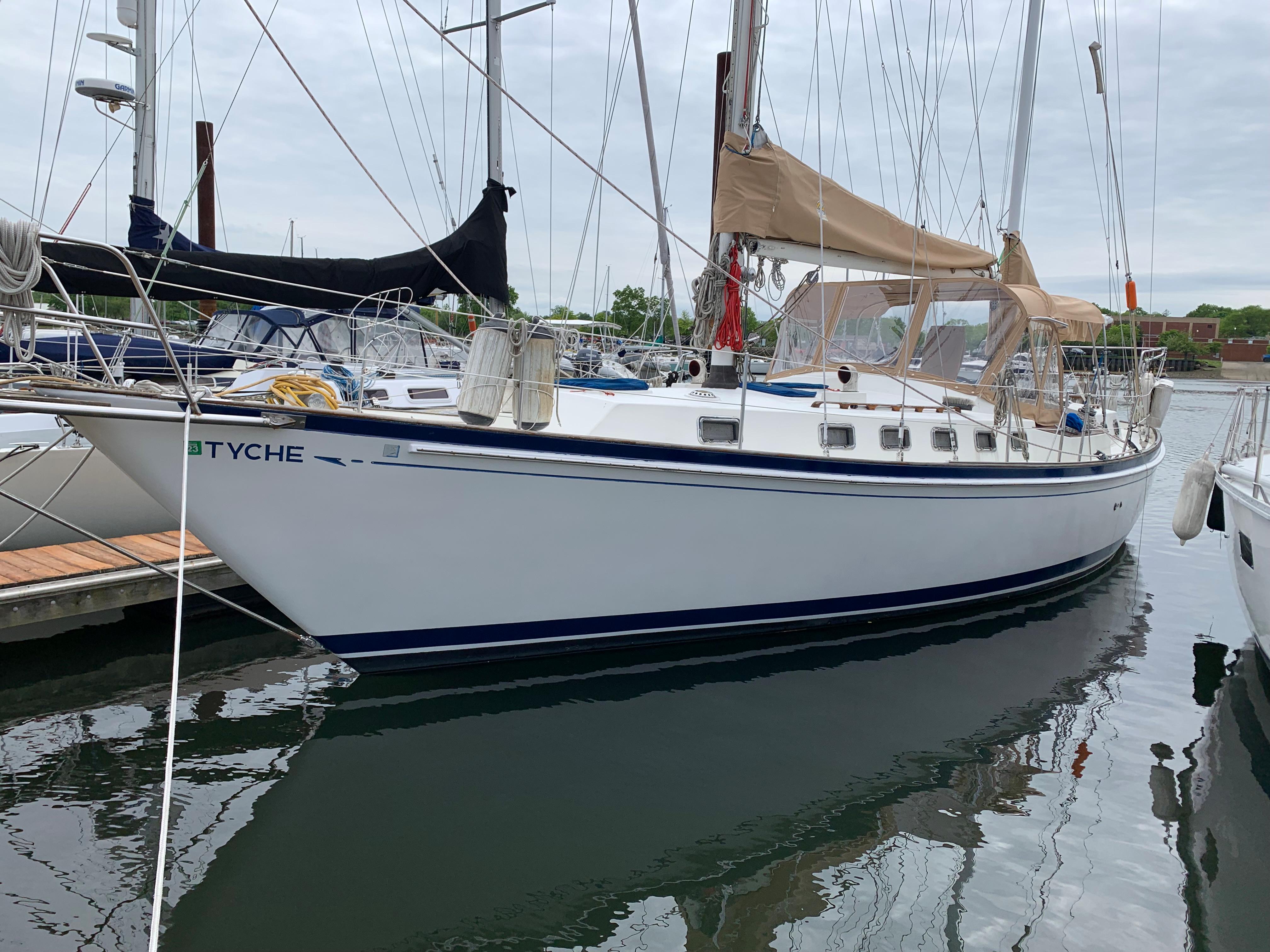 center cockpit yacht gebraucht