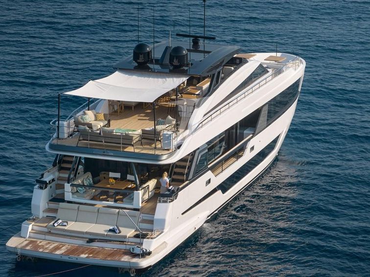 2022-98-10-ferretti-yachts-1000
