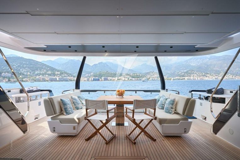 2022-98-10-ferretti-yachts-1000