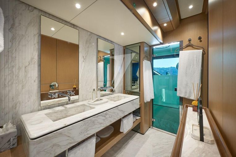 2022-98-10-ferretti-yachts-1000