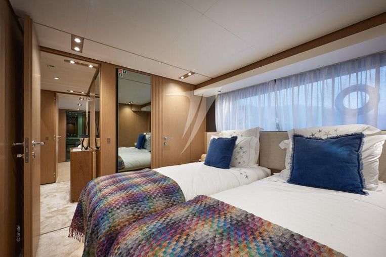 2022-98-10-ferretti-yachts-1000