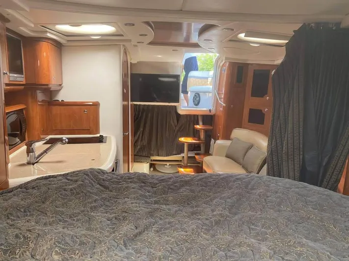  Yacht Photos Pics Interior of 2022 Four Winns 238 Vista boat, featuring cozy seating and elegant wood finishes.