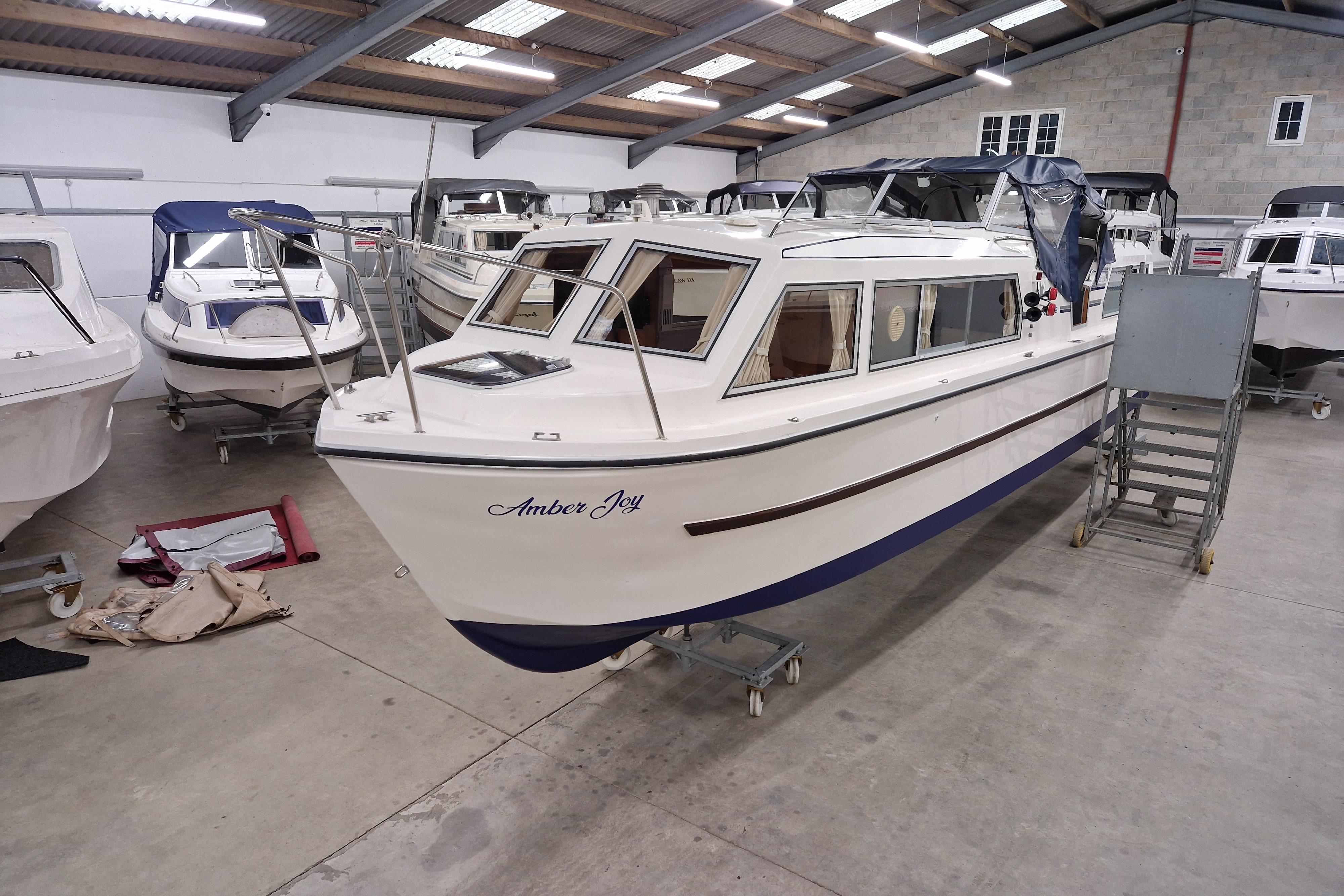 1995 Viking 32 Narrow beam
