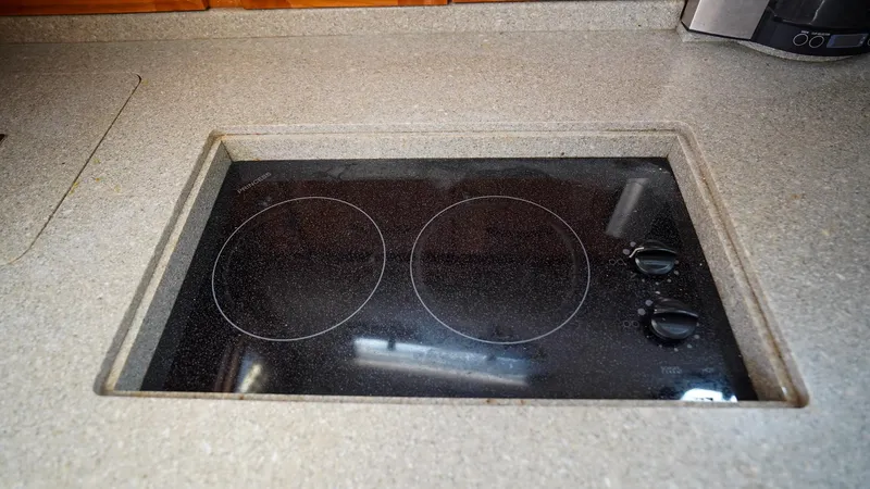 Gyspy Baby Yacht Photos Pics Built-in electric stovetop on a Legacy 32 RV kitchen counter, 2007 model.