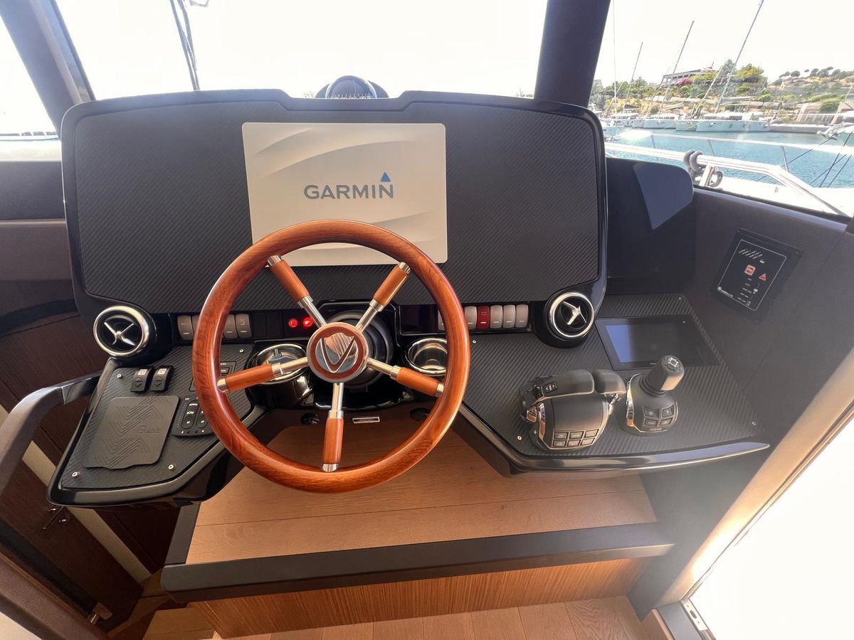 2018 Absolute 52 