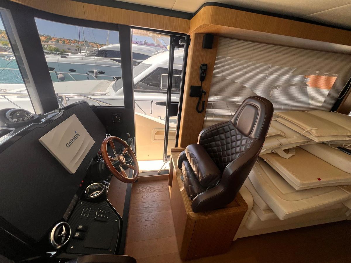 2018 Absolute 52 