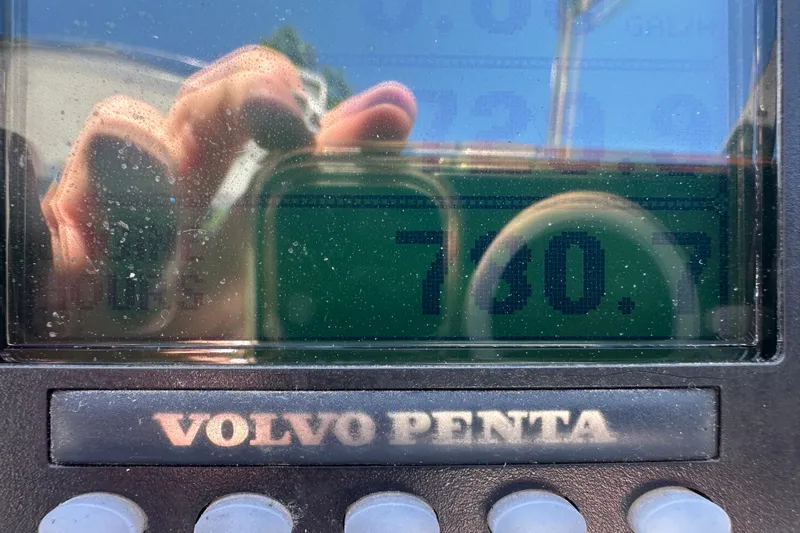  Yacht Photos Pics Volvo Penta display showing 760.7 hours on a 2007 Formula 400 Super Sport.