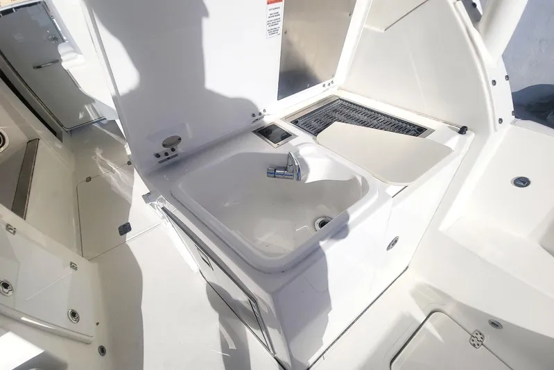  Yacht Photos Pics 2021 Pursuit DC 326 Dual Console boat sink and countertop area.
