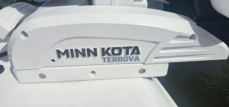  Yacht Photos Pics Minn Kota Terrova motor on 2023 Caymas 28 HB Twin boat.