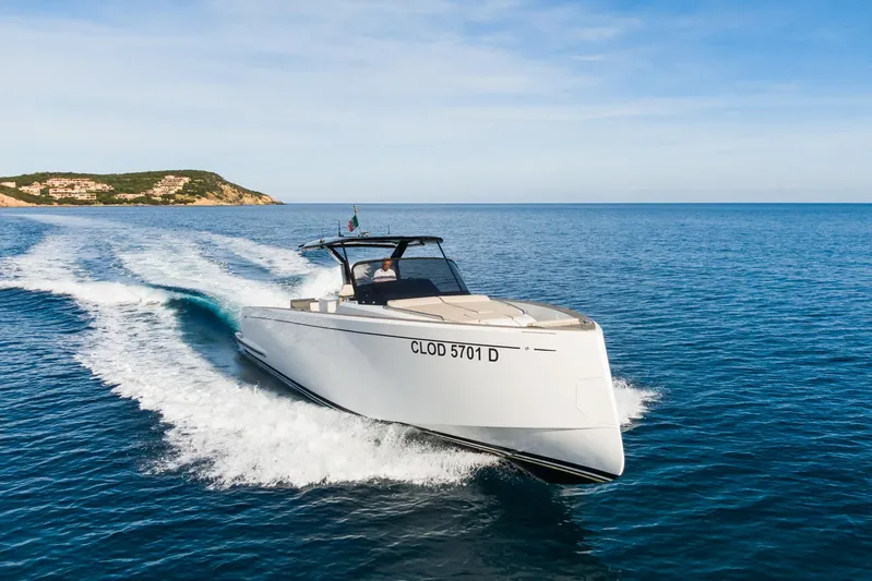 Clody Yacht Photos Pics 