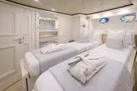 yacht-ziacanaia-convertibile-sea__sea_charter-3.jpg