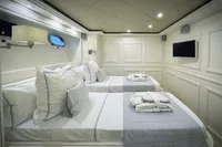 yacht-ziacanaia-convertibile-sea__sea_charter-4.jpg