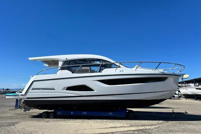 2025 Sealine C390
