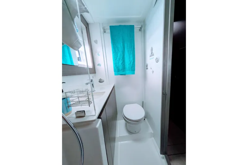 Momentum 42 Yacht Photos Pics Modern bathroom in 2023 Leopard 42 yacht with turquoise accents and sleek fixtures.