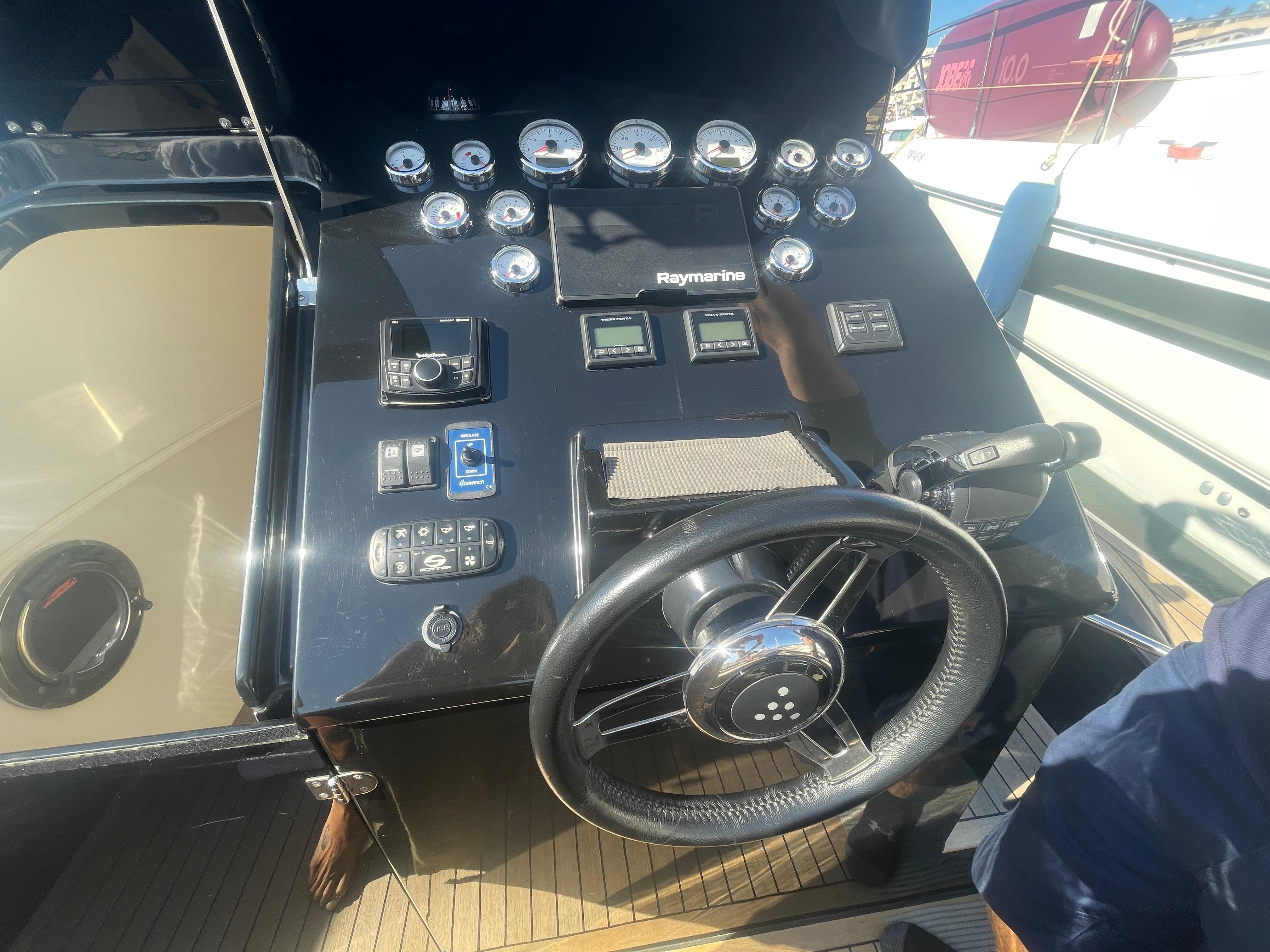 Boat control panel with steering wheel and gauges, Scanner Envy 950, 2021 model.